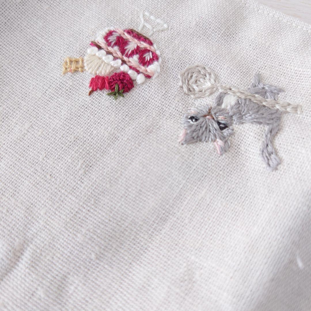 手刺繍入リネンスクエアミニマット【ねこといちごパフェ】