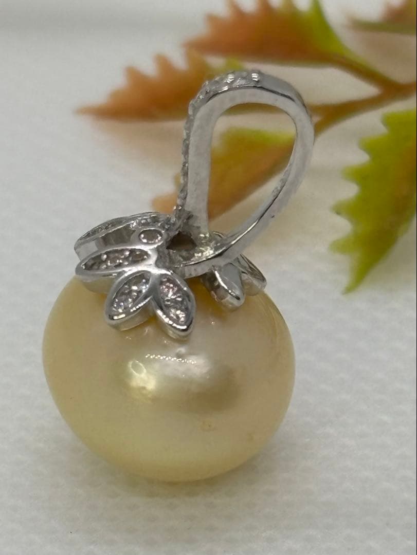 白蝶(シロチョウ)南洋真珠　 薄いゴールド　ペンダントトップ　新品（N554）