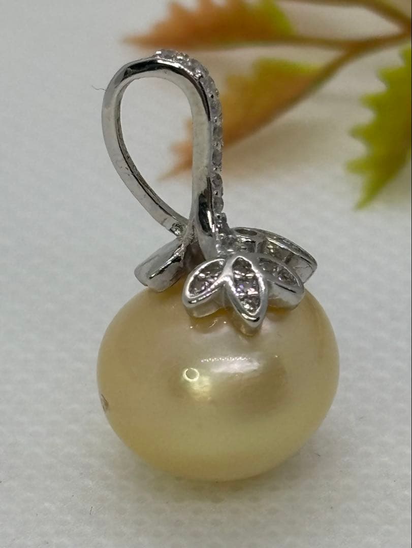 白蝶(シロチョウ)南洋真珠　 薄いゴールド　ペンダントトップ　新品（N554）