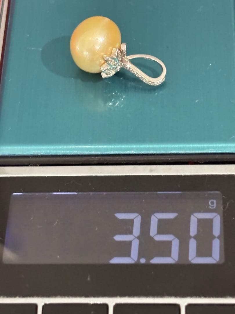 白蝶(シロチョウ)南洋真珠　 薄いゴールド　ペンダントトップ　新品（N554）