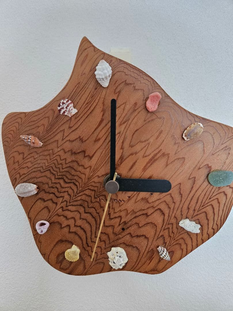 屋久杉と貝殻の壁掛け時計