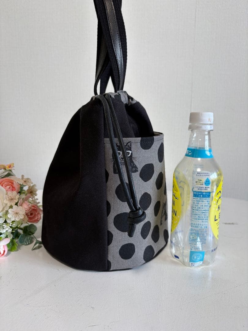 巾着バック　黒系