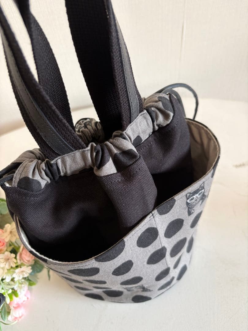 巾着バック　黒系