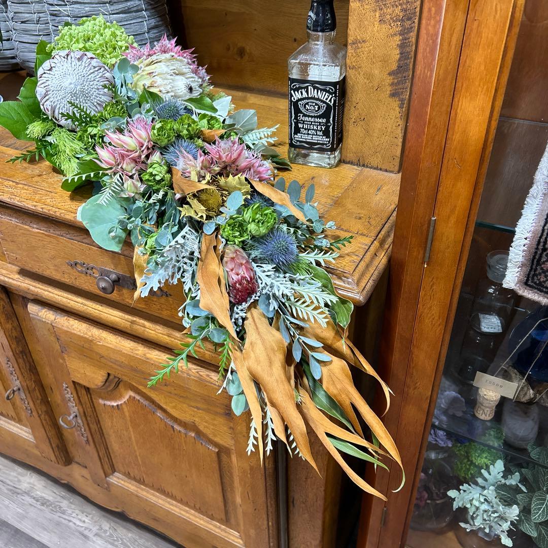 セルリアとバラとキングプロテアのスワッグ