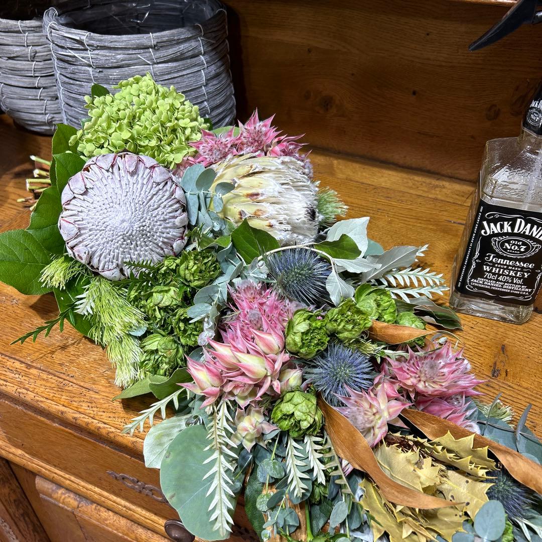 セルリアとバラとキングプロテアのスワッグ