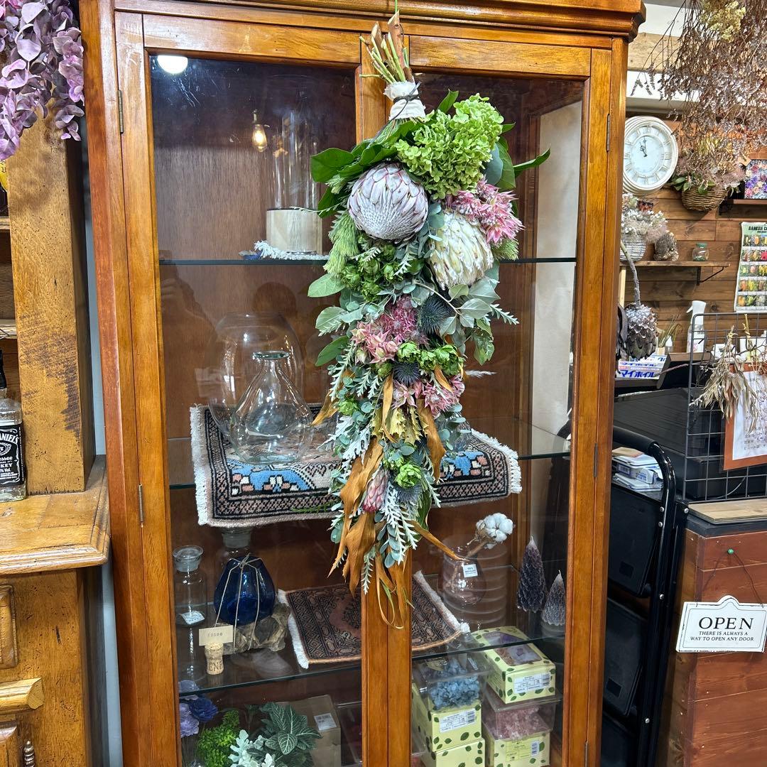 セルリアとバラとキングプロテアのスワッグ