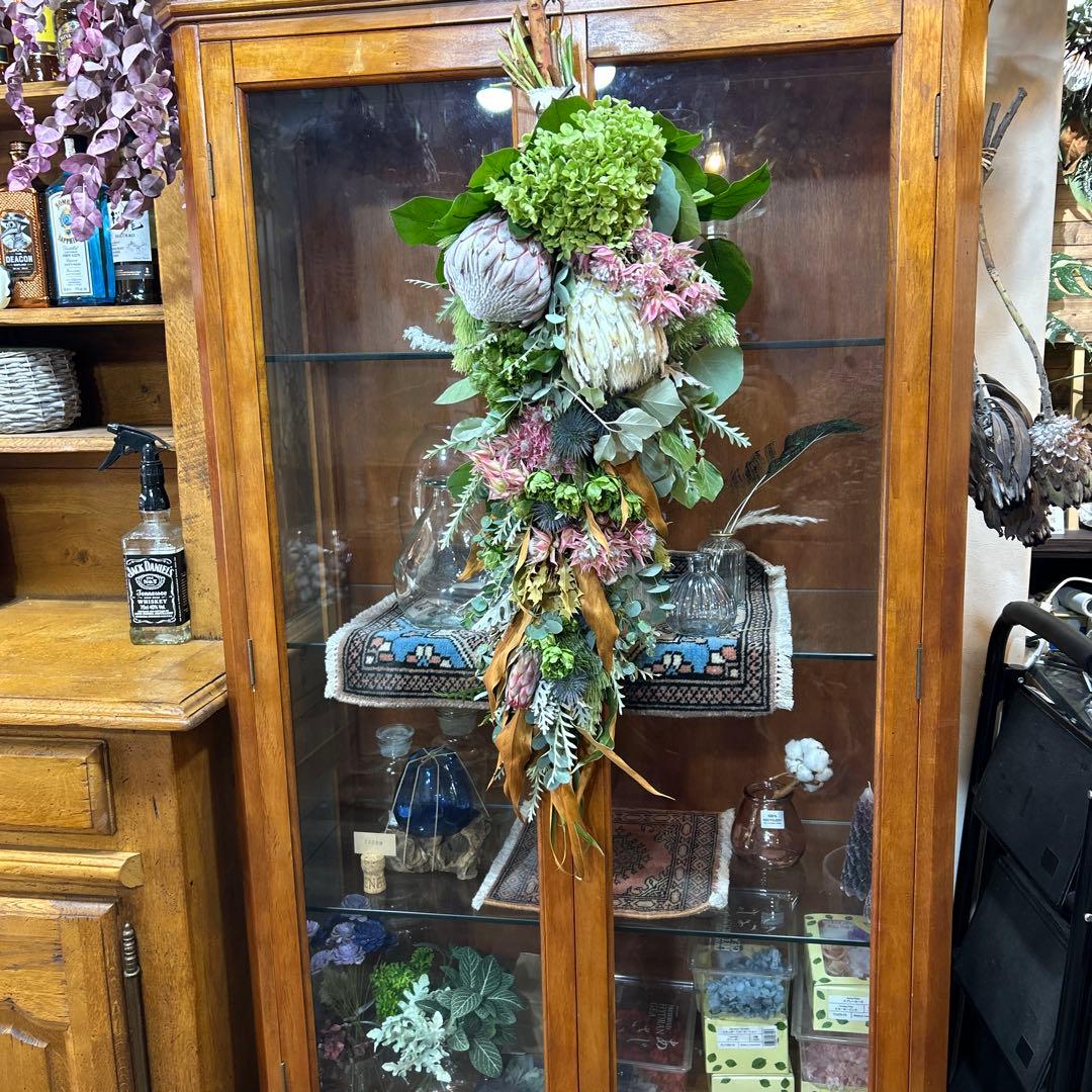 セルリアとバラとキングプロテアのスワッグ