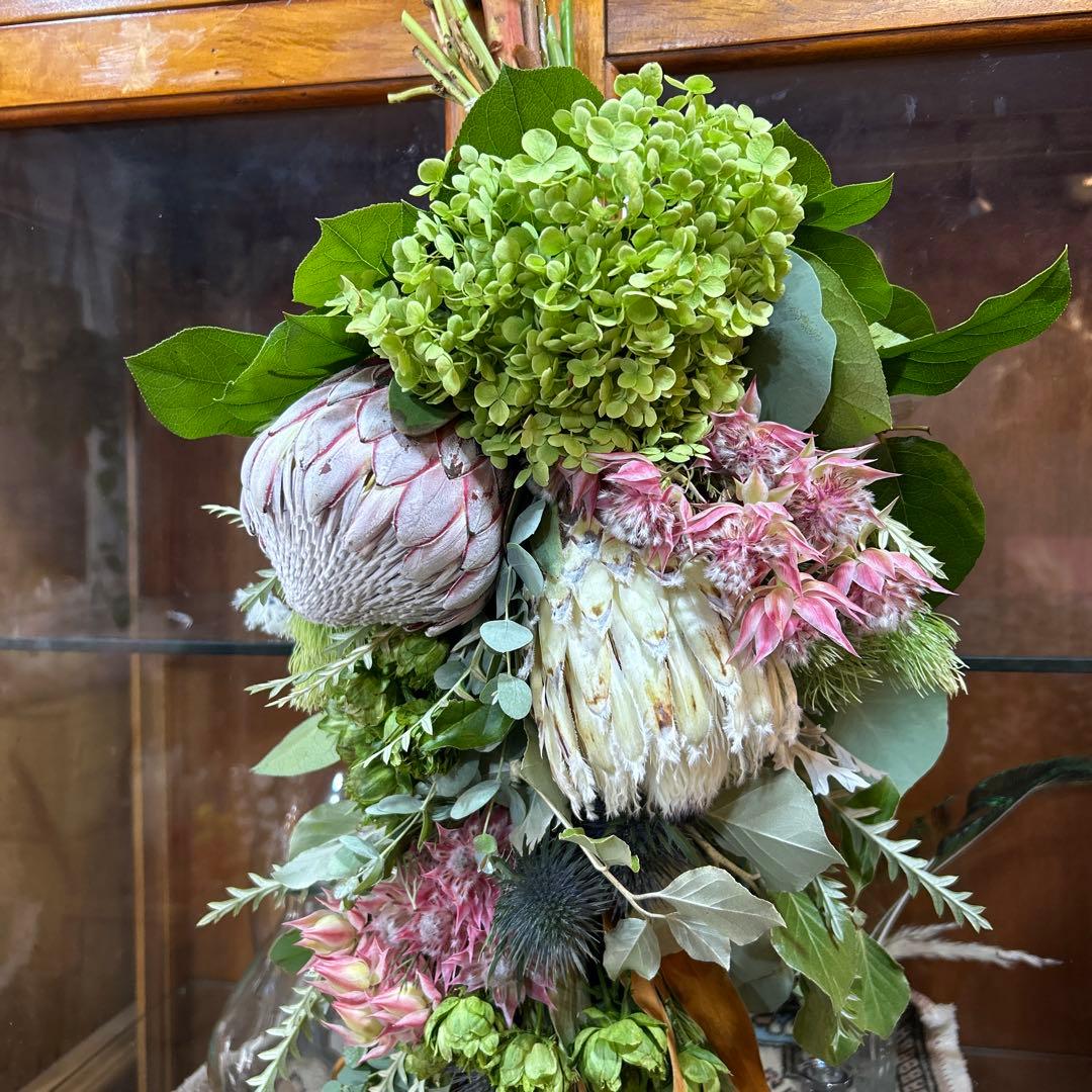 セルリアとバラとキングプロテアのスワッグ