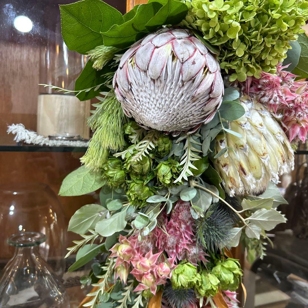 セルリアとバラとキングプロテアのスワッグ