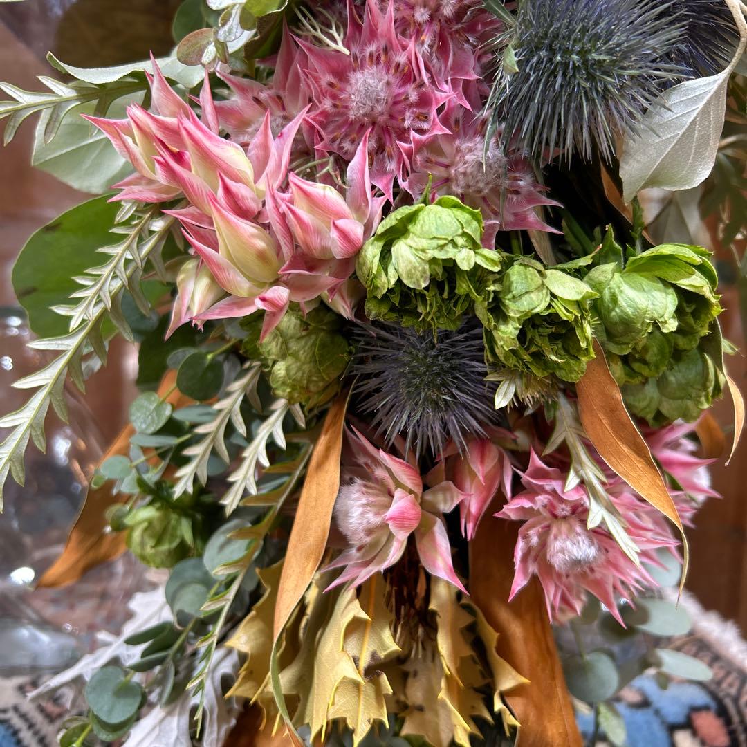 セルリアとバラとキングプロテアのスワッグ