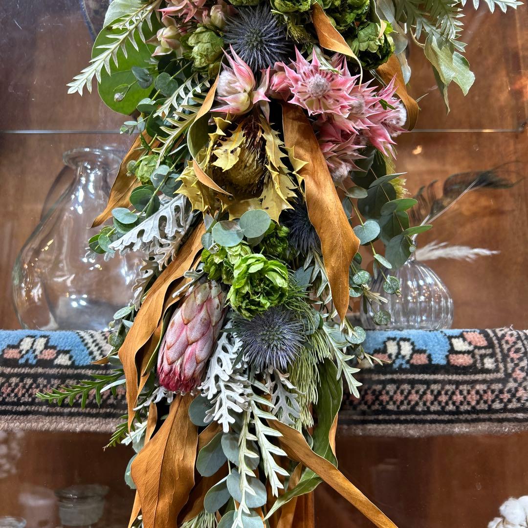 セルリアとバラとキングプロテアのスワッグ