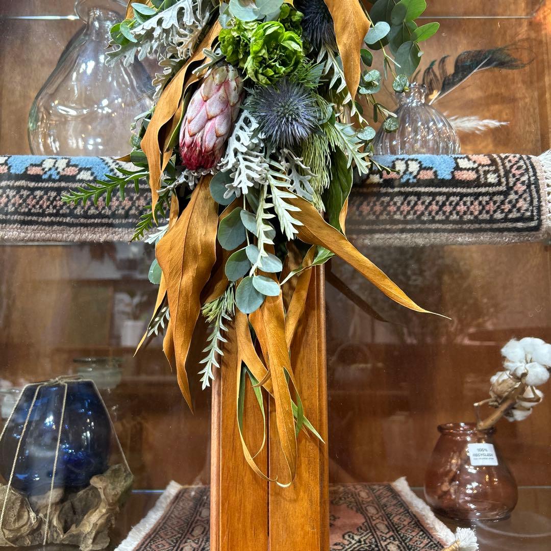 セルリアとバラとキングプロテアのスワッグ