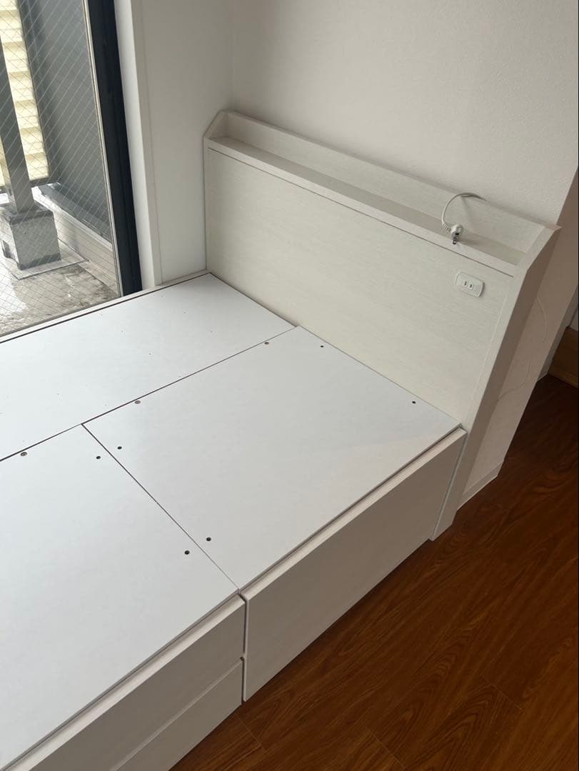 ニトリ　木製シングルベッドフレーム　収納，コンセント付き　ホワイト