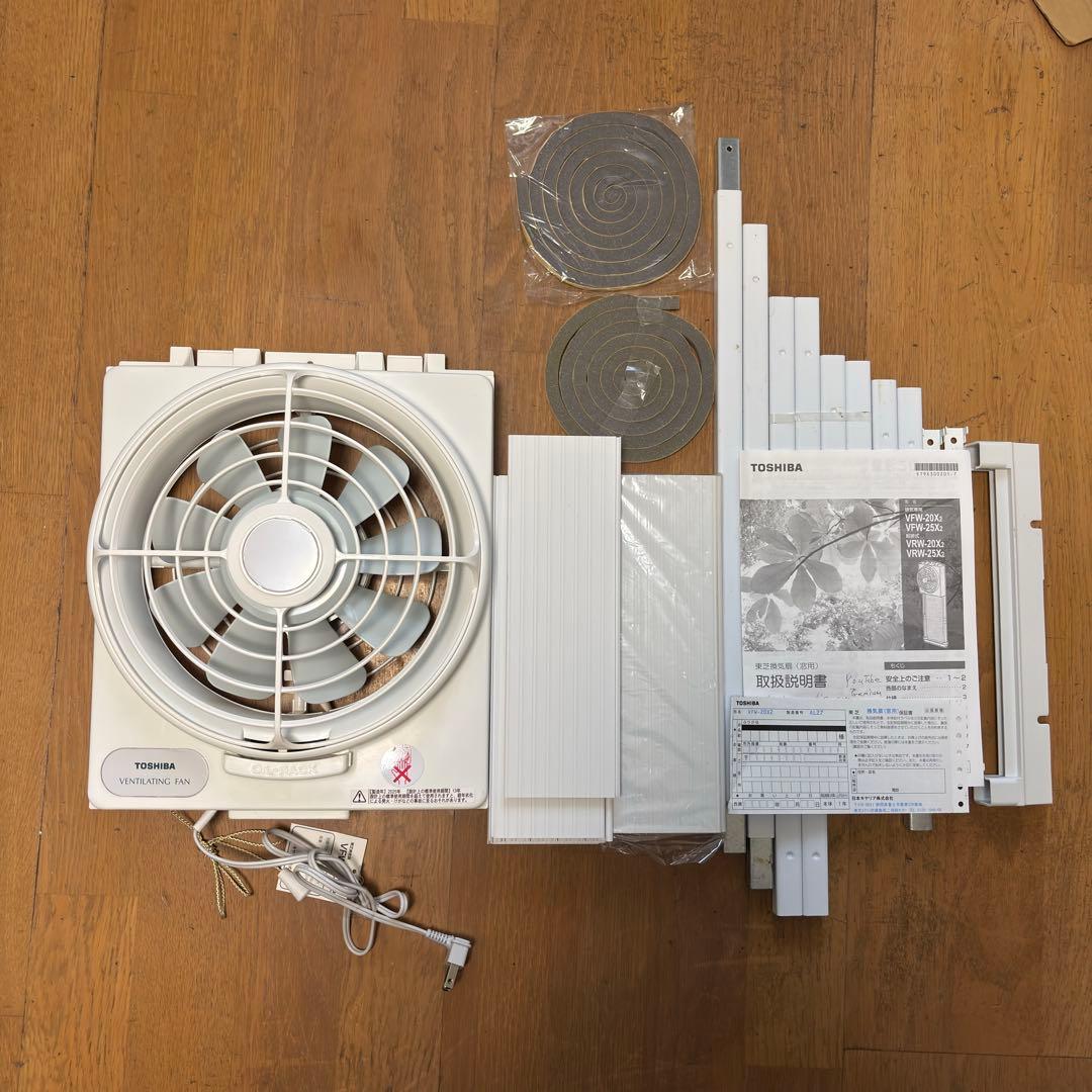 縦長の窓付け換気扇です。25x80cm位、もっと長く出来ます。