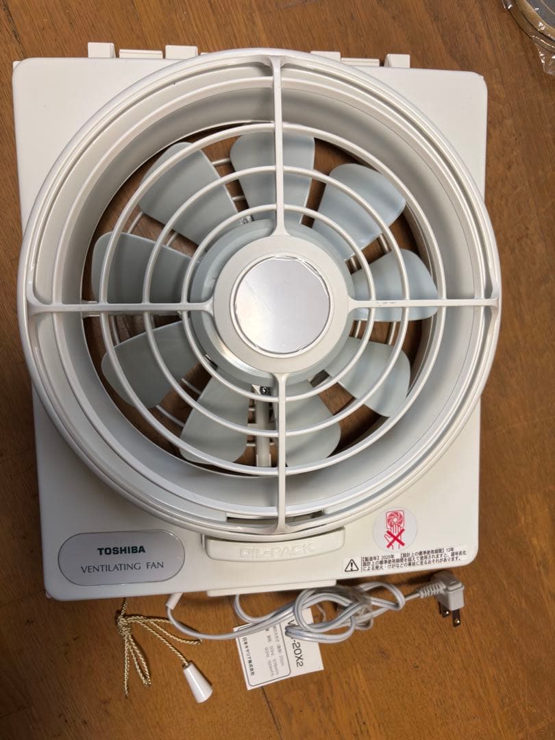 縦長の窓付け換気扇です。25x80cm位、もっと長く出来ます。