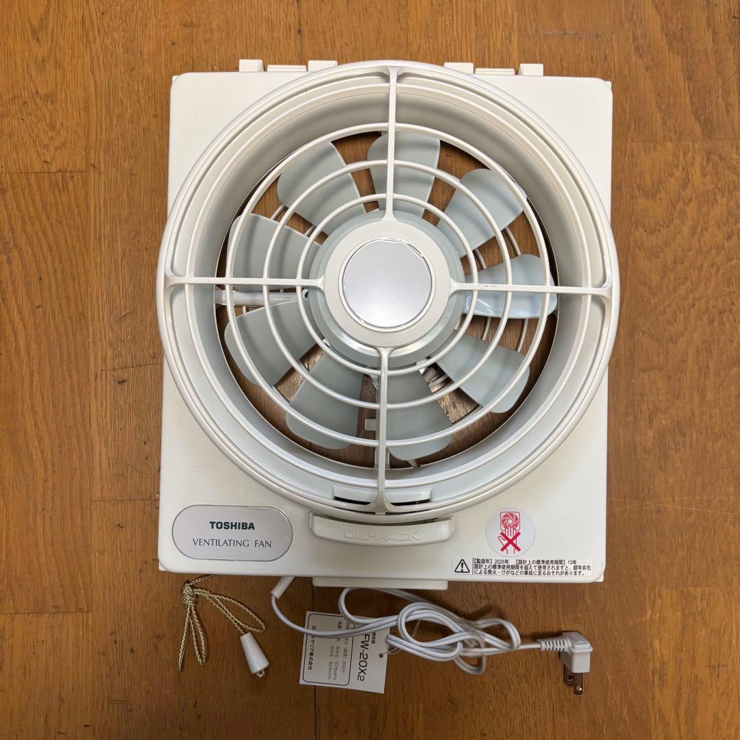 縦長の窓付け換気扇です。25x80cm位、もっと長く出来ます。
