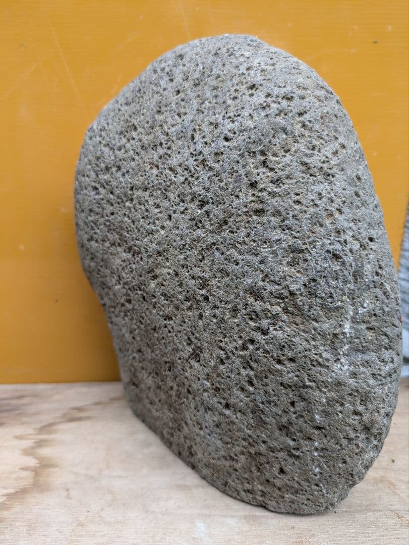 石仏、聖観音菩薩、河原の石、日本人による彫刻、倉田辰彦作