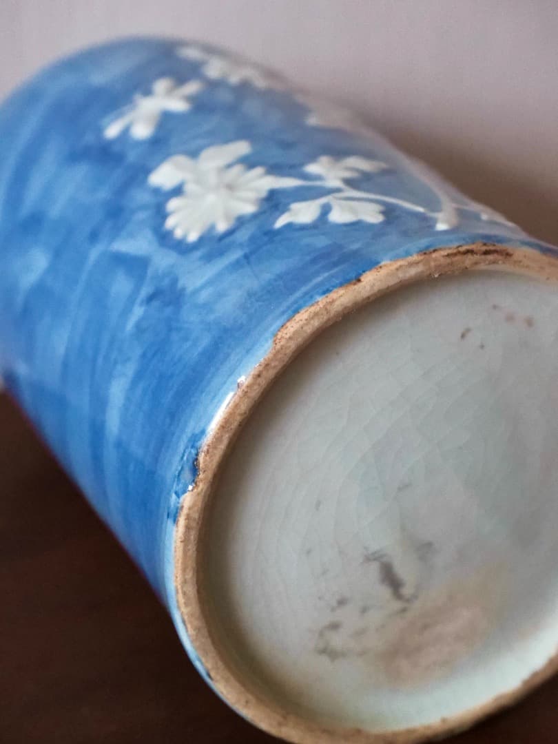 安東五　草花文瓶　彫刻　藍釉花瓶　華道具　花入　箱付　陶磁工芸　Q2447