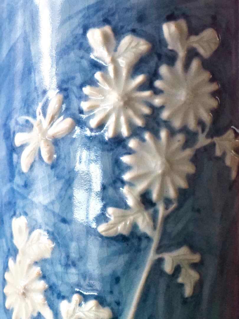 安東五　草花文瓶　彫刻　藍釉花瓶　華道具　花入　箱付　陶磁工芸　Q2447