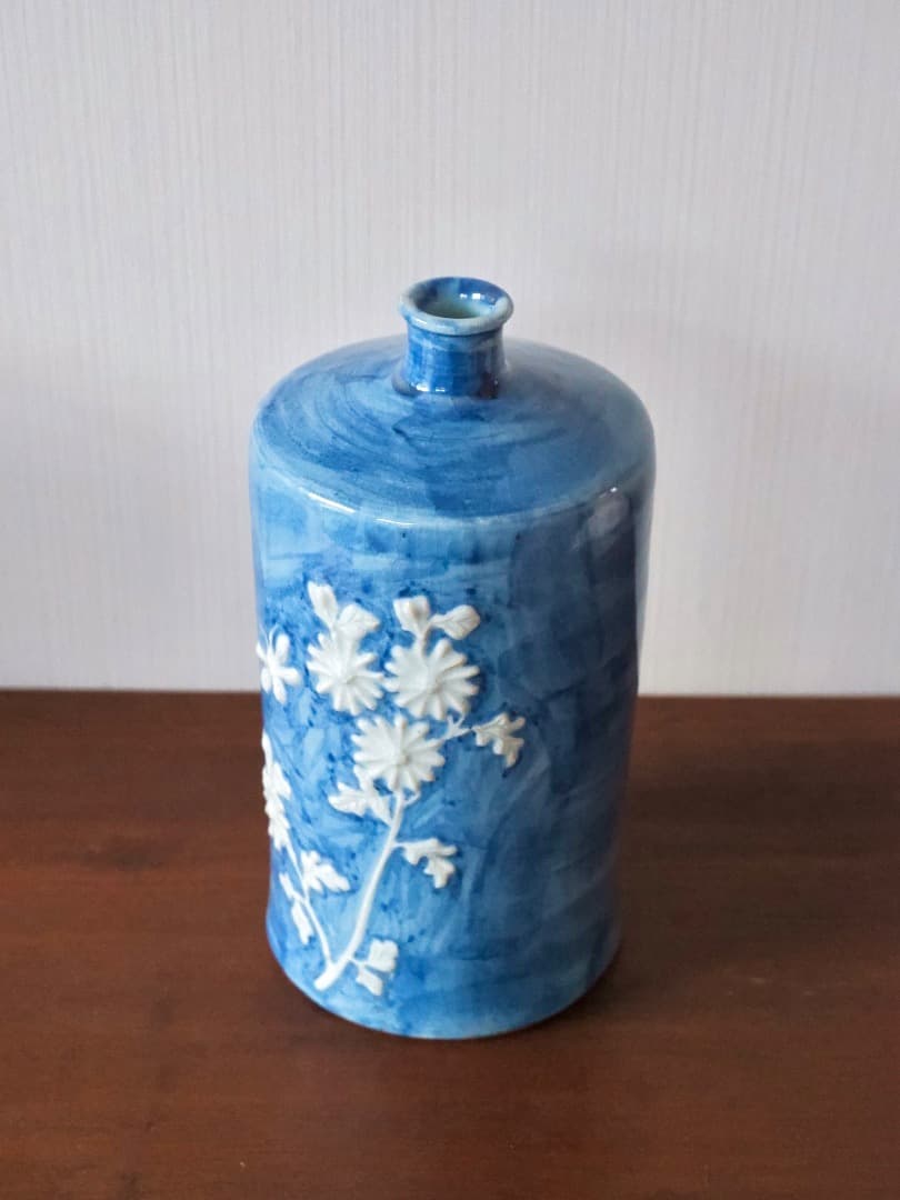 安東五　草花文瓶　彫刻　藍釉花瓶　華道具　花入　箱付　陶磁工芸　Q2447