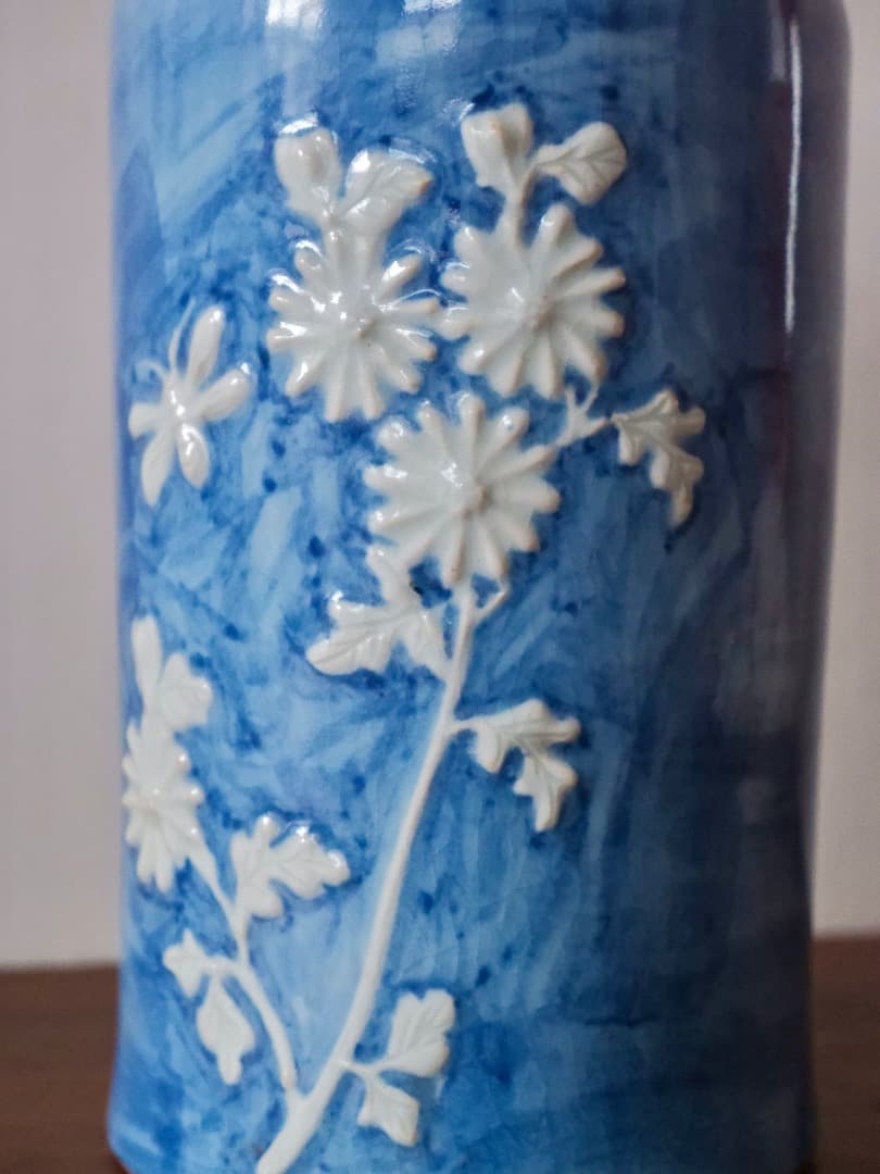 安東五　草花文瓶　彫刻　藍釉花瓶　華道具　花入　箱付　陶磁工芸　Q2447