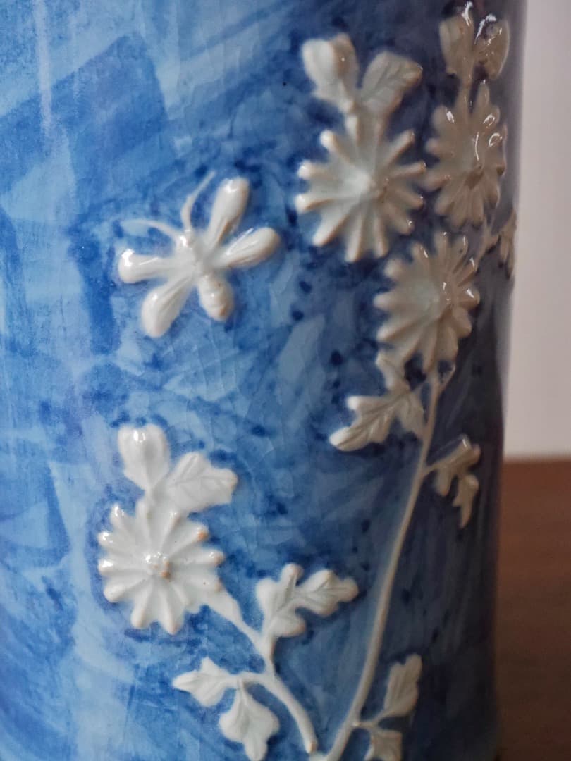 安東五　草花文瓶　彫刻　藍釉花瓶　華道具　花入　箱付　陶磁工芸　Q2447