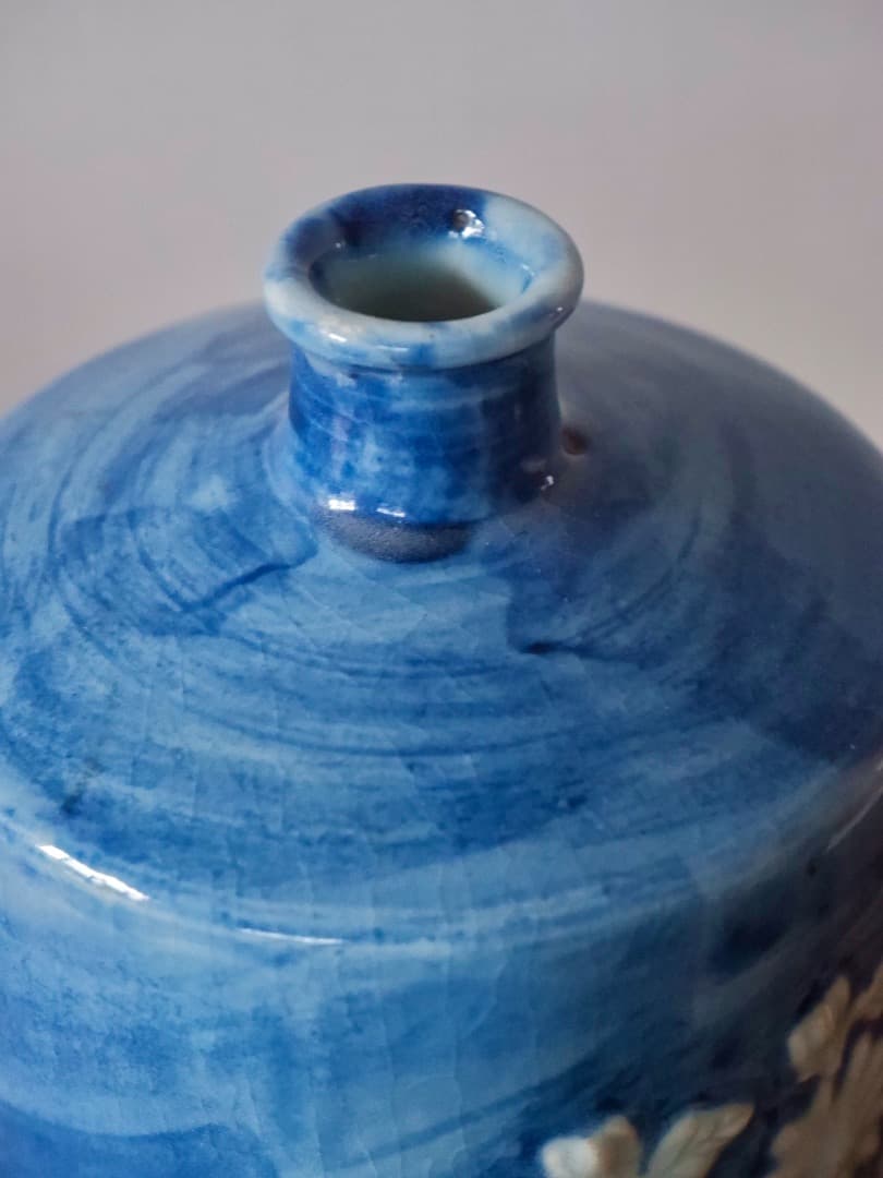 安東五　草花文瓶　彫刻　藍釉花瓶　華道具　花入　箱付　陶磁工芸　Q2447