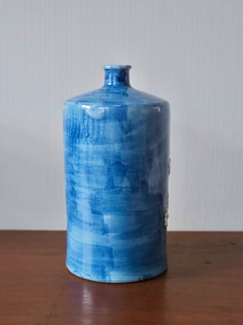 安東五　草花文瓶　彫刻　藍釉花瓶　華道具　花入　箱付　陶磁工芸　Q2447