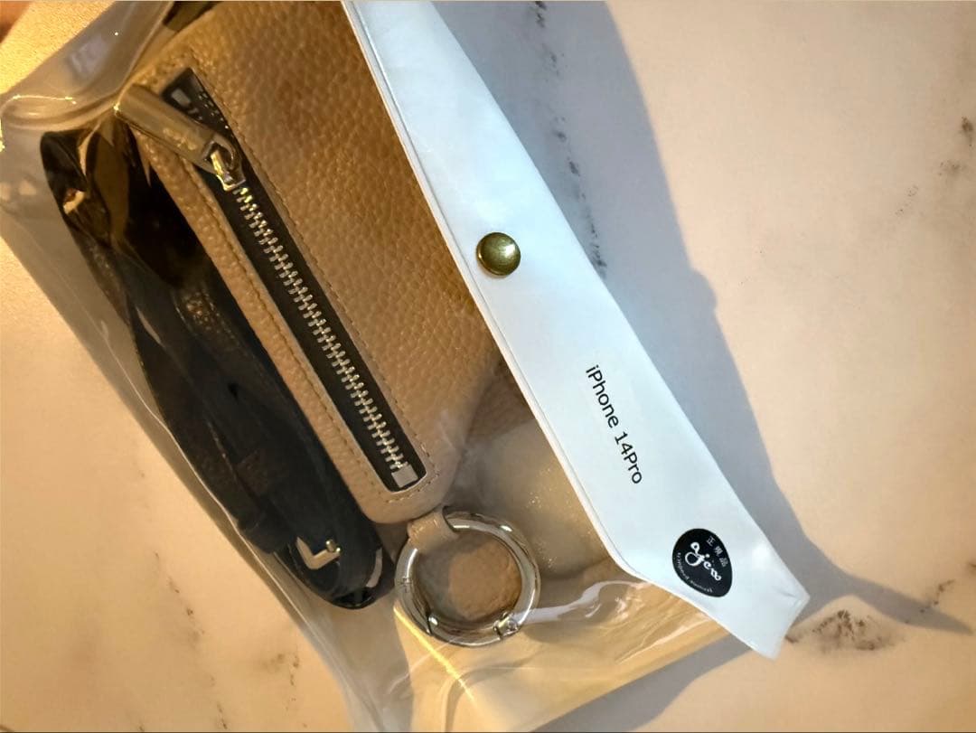 ajew エジューiPhone14Pro 紐付き　スマホケース　ベージュ正規品