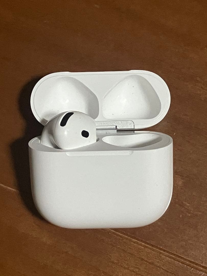 AirPods4本体 左耳イヤホンのみ　ホワイト 充電ケース付き