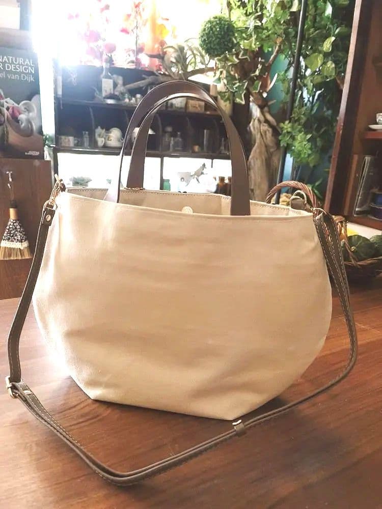 『丸みを帯びた2wayトートバッグ 』（L）ショルダーストラップ付き