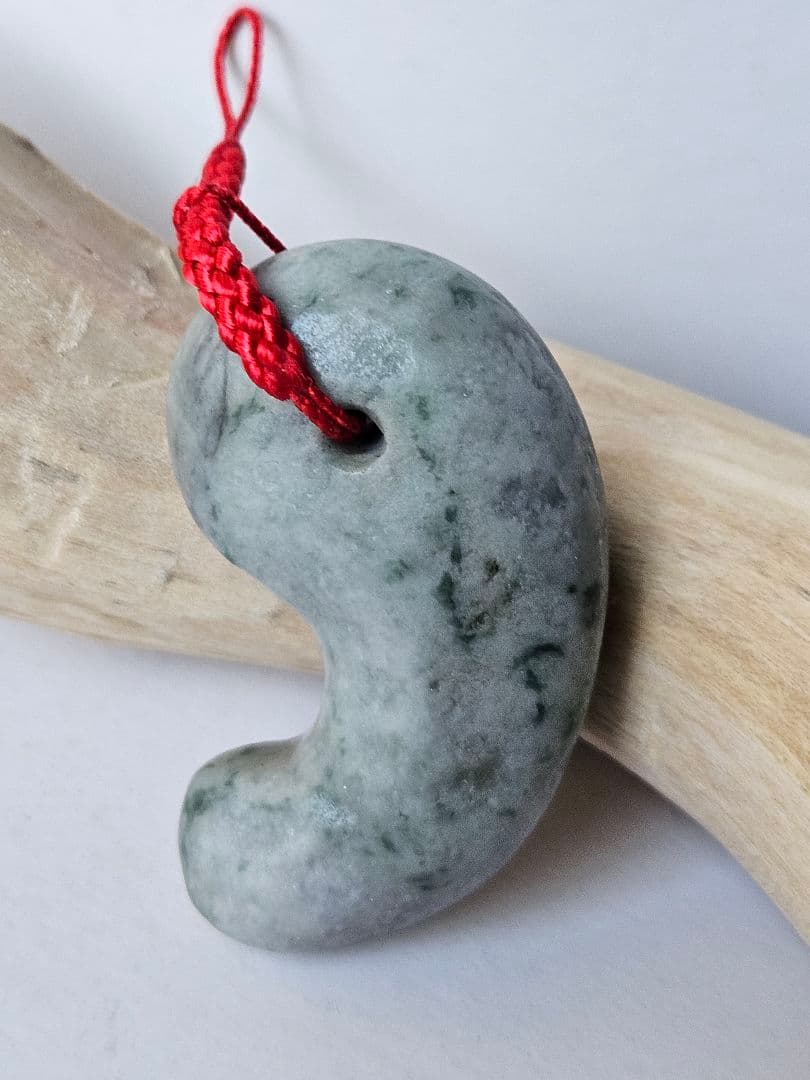 国石糸魚川産原石翡翠勾玉　勾玉から感じる•P.E.S.石　　流れる綺麗.勾玉/@