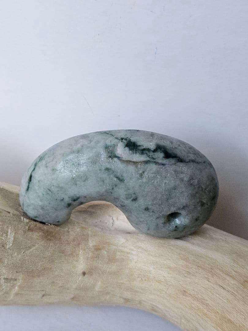 国石糸魚川産原石翡翠勾玉　勾玉から感じる•P.E.S.石　　流れる綺麗.勾玉/@