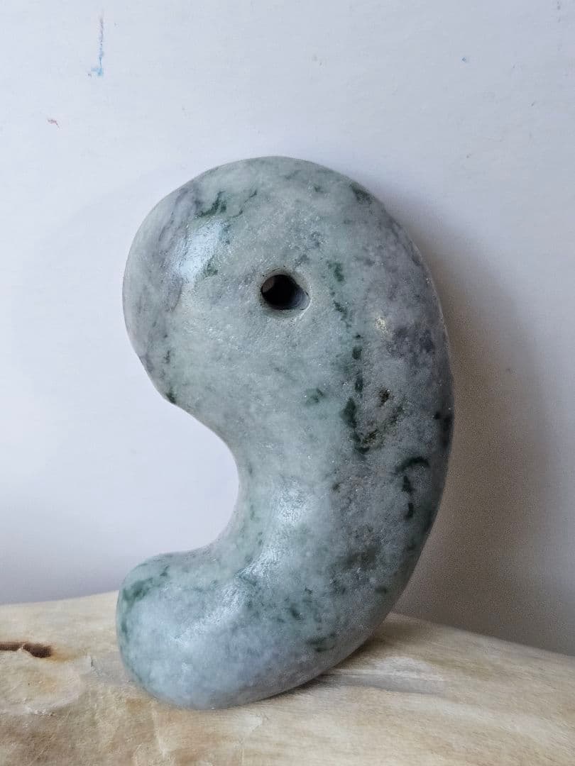 国石糸魚川産原石翡翠勾玉　勾玉から感じる•P.E.S.石　　流れる綺麗.勾玉/@