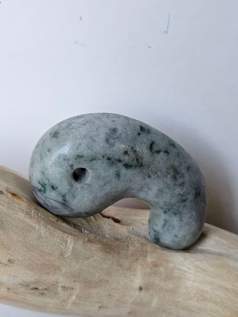 国石糸魚川産原石翡翠勾玉　勾玉から感じる•P.E.S.石　　流れる綺麗.勾玉/@