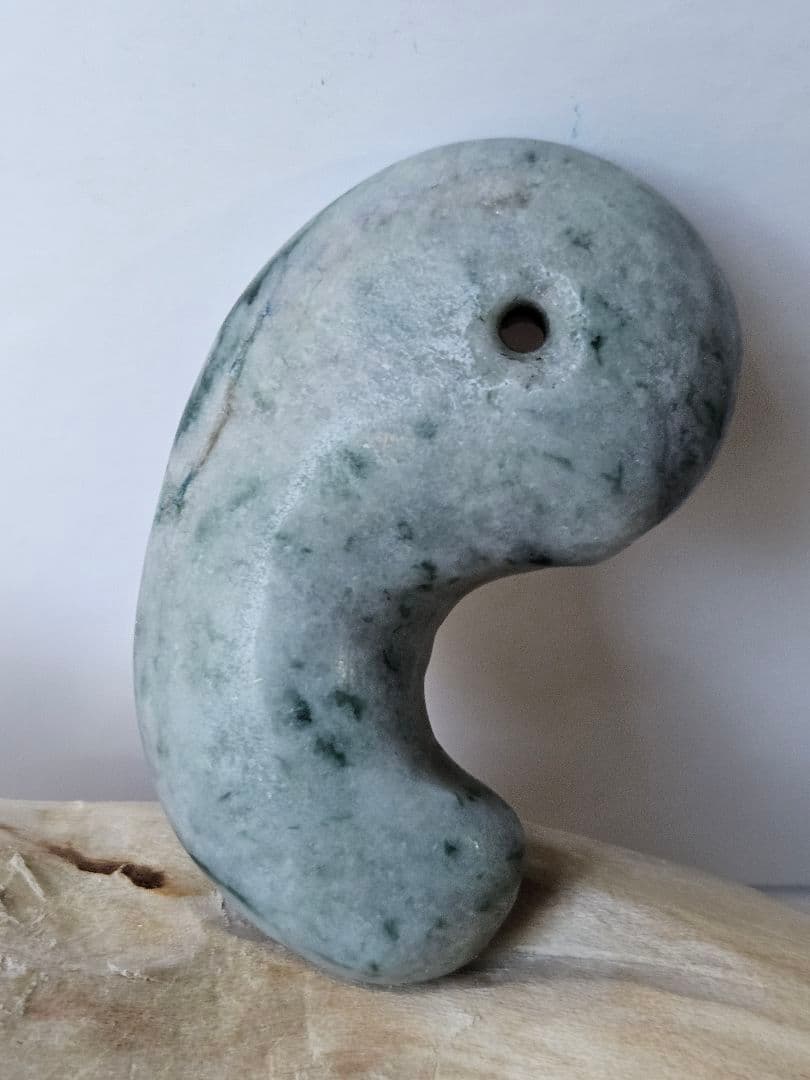 国石糸魚川産原石翡翠勾玉　勾玉から感じる•P.E.S.石　　流れる綺麗.勾玉/@