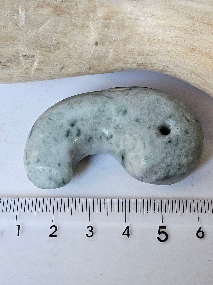 国石糸魚川産原石翡翠勾玉　勾玉から感じる•P.E.S.石　　流れる綺麗.勾玉/@