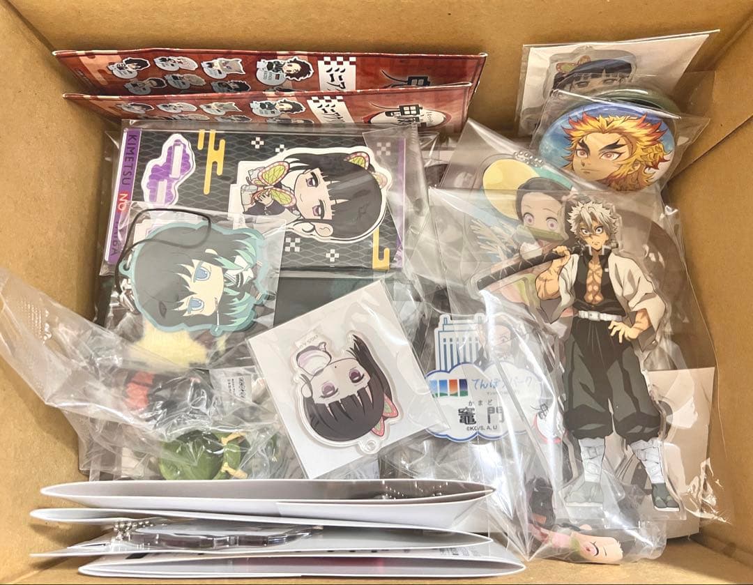 鬼滅の刃　缶バッジ　ポストカード　アクリルスタンドなど　200点以上　まとめ売り