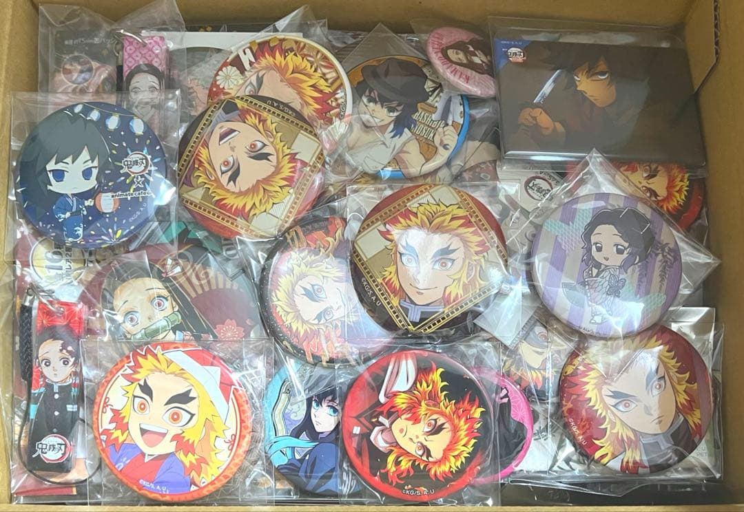 鬼滅の刃　缶バッジ　ポストカード　アクリルスタンドなど　200点以上　まとめ売り