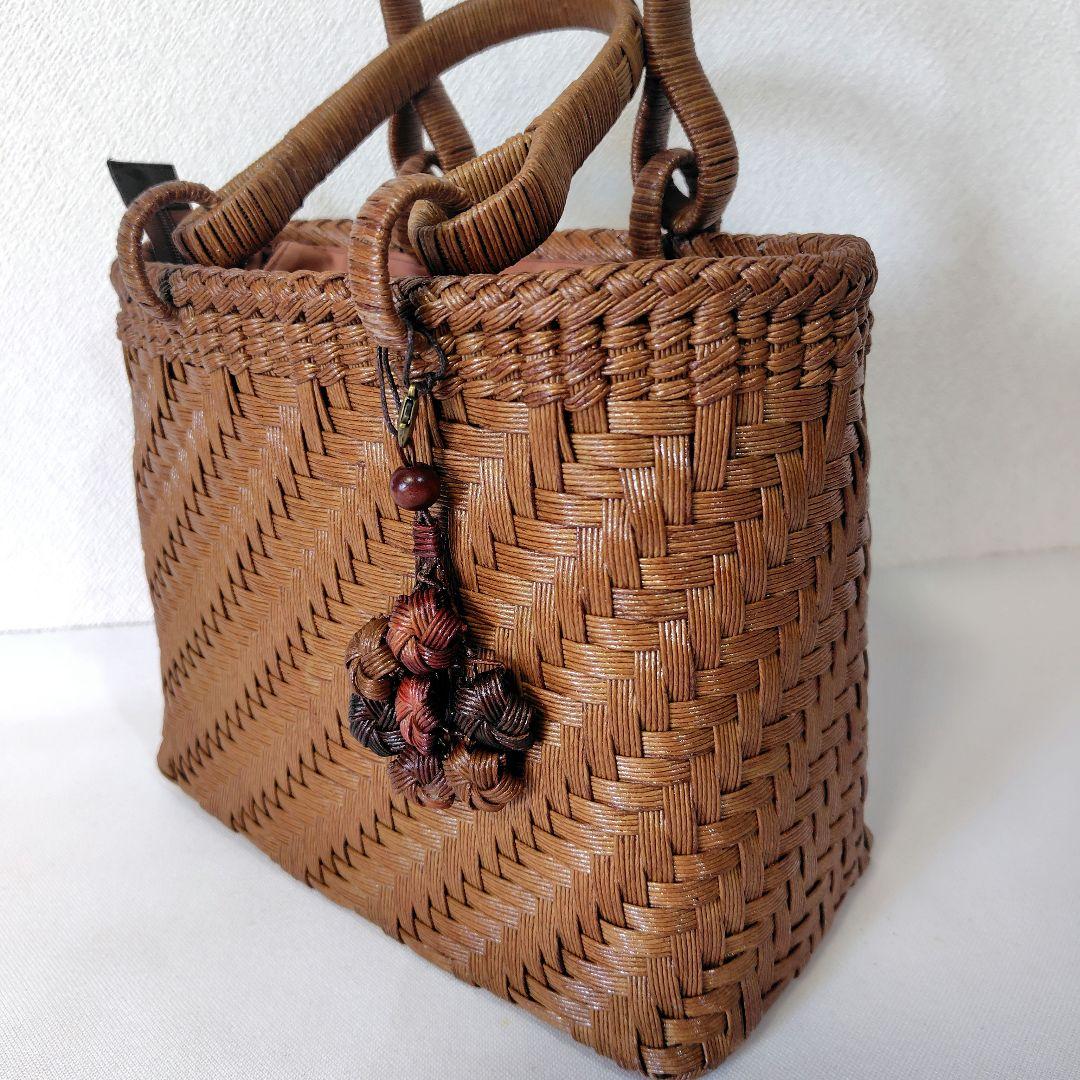 クラフトで作った山葡萄風網代編みかごバッグ（チャーム付ファスナー付き蓋）