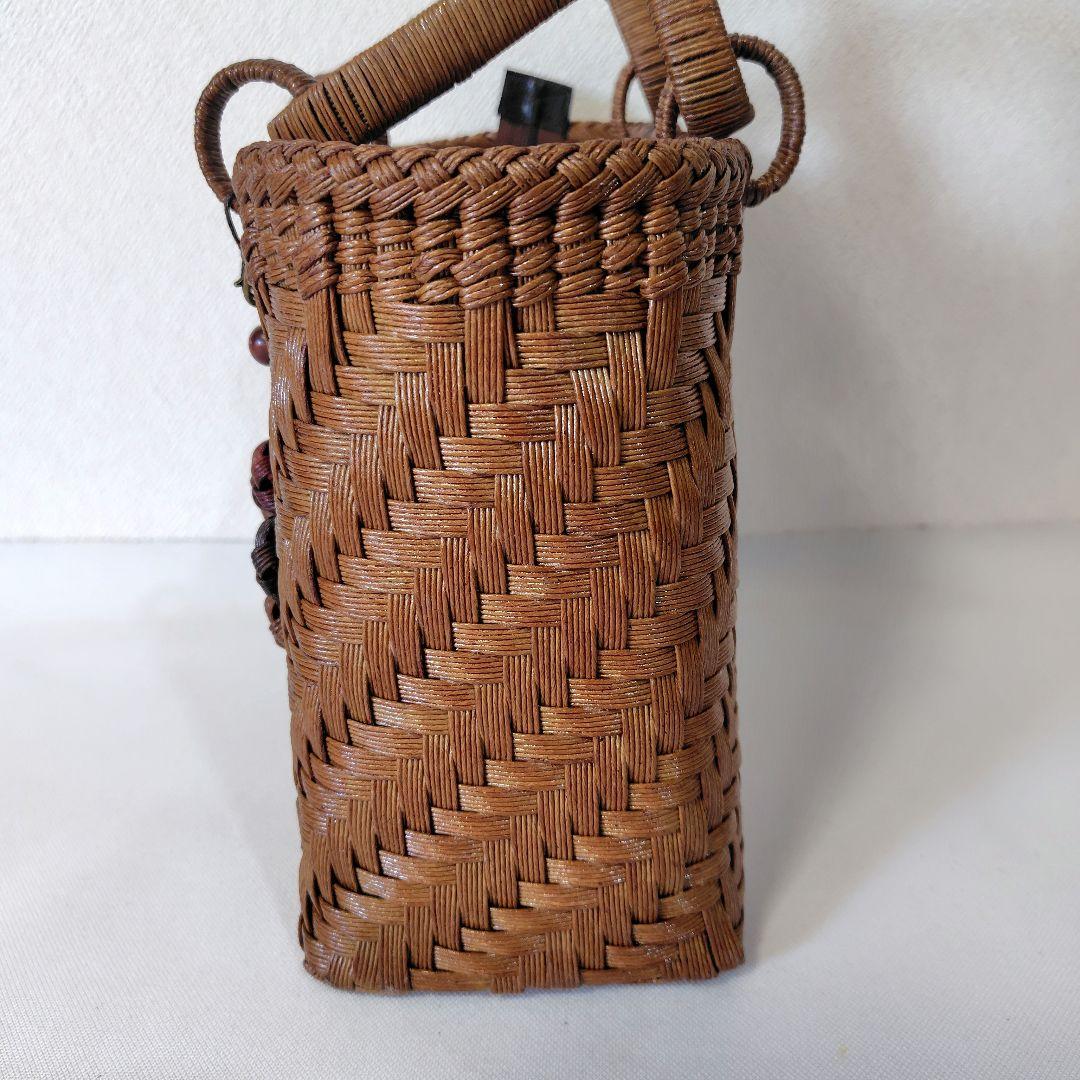 クラフトで作った山葡萄風網代編みかごバッグ（チャーム付ファスナー付き蓋）