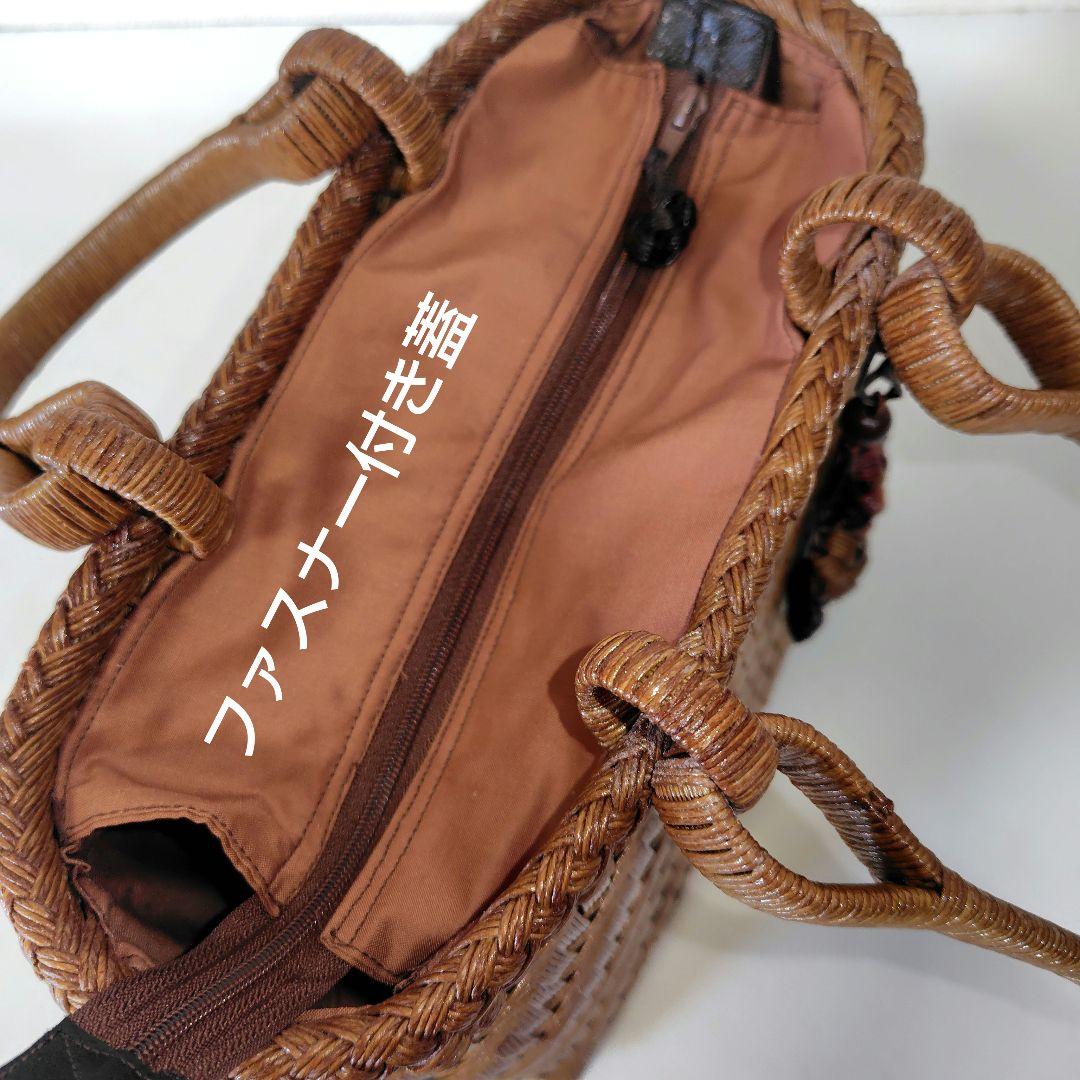 クラフトで作った山葡萄風網代編みかごバッグ（チャーム付ファスナー付き蓋）