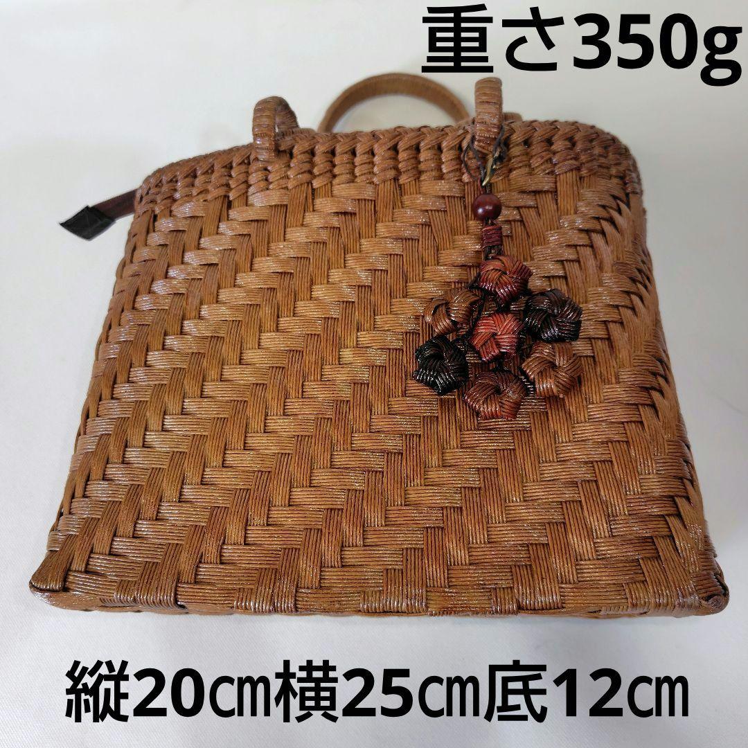 クラフトで作った山葡萄風網代編みかごバッグ（チャーム付ファスナー付き蓋）