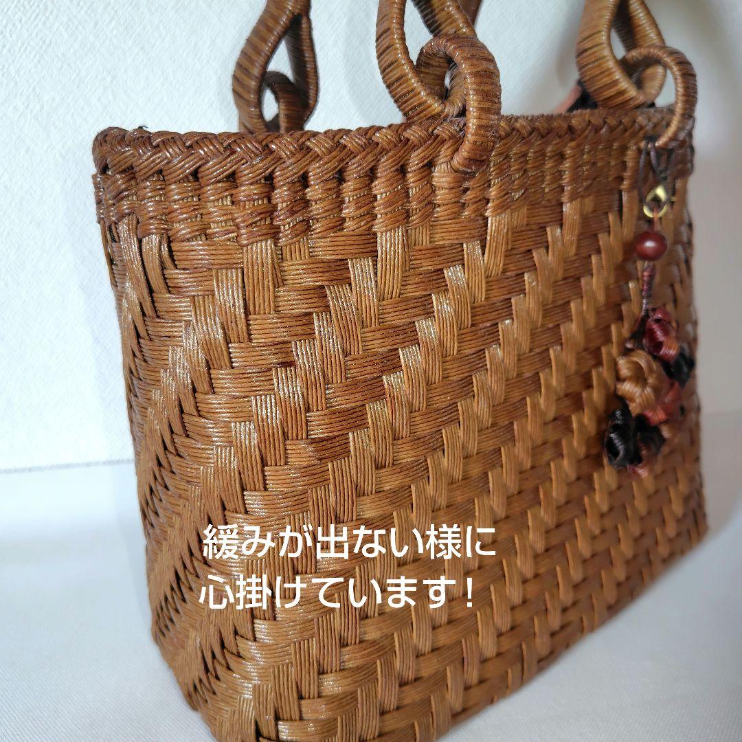 クラフトで作った山葡萄風網代編みかごバッグ（チャーム付ファスナー付き蓋）