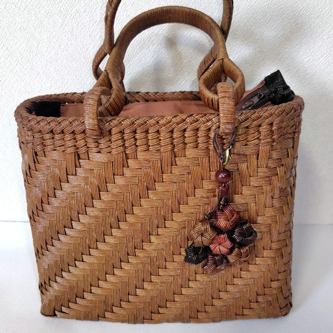 クラフトで作った山葡萄風網代編みかごバッグ（チャーム付ファスナー付き蓋）