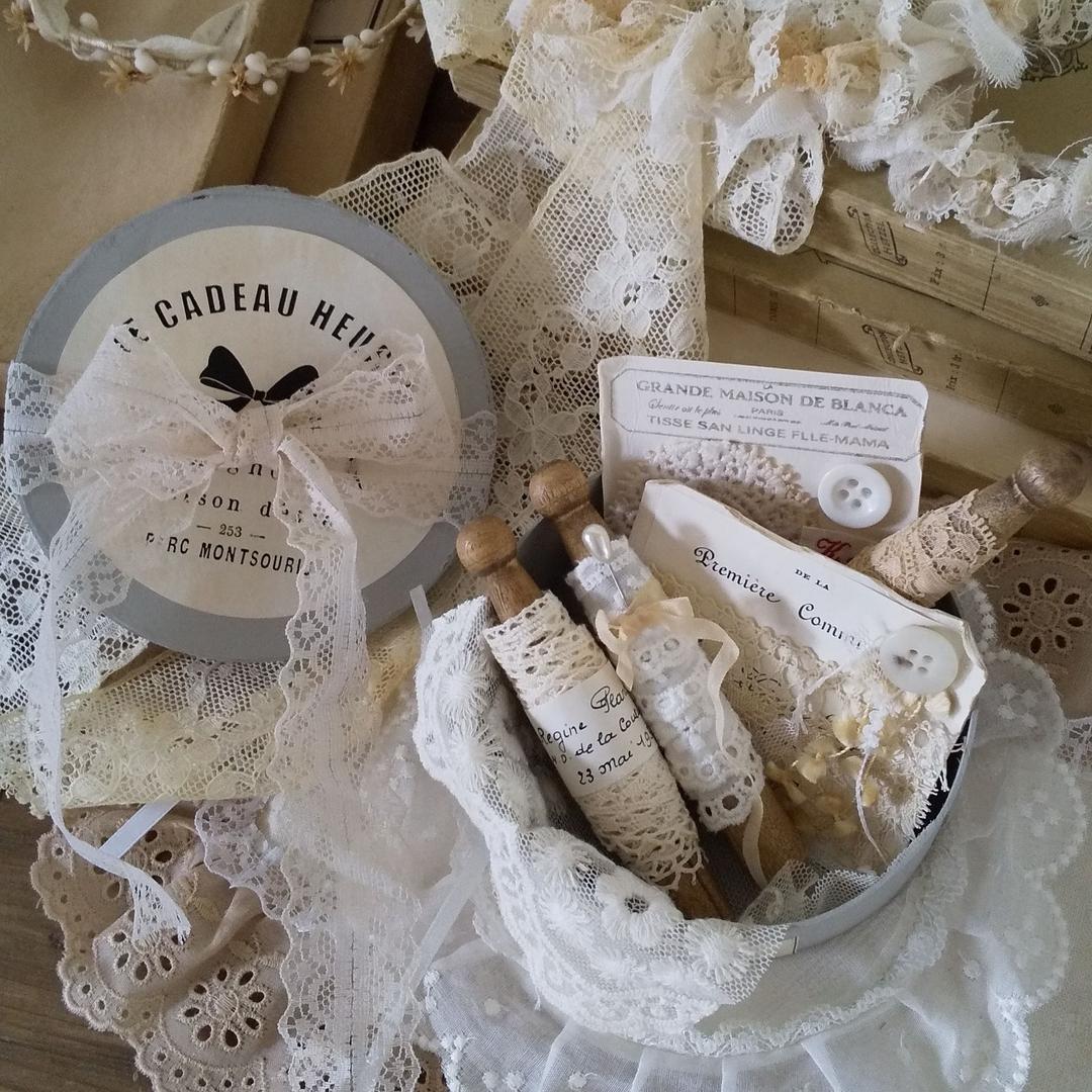 **ブルーグレイの丸箱&変わり糸巻き3本**