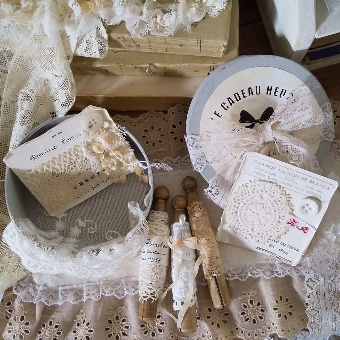 **ブルーグレイの丸箱&変わり糸巻き3本**