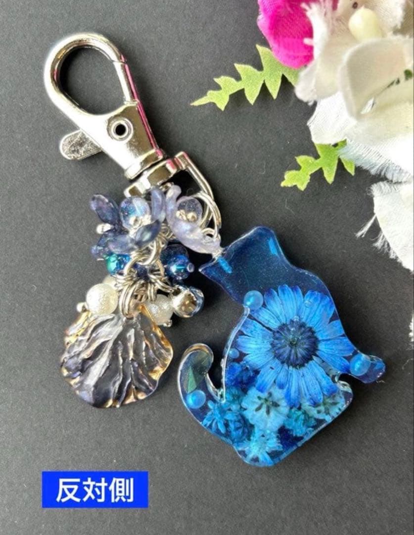 レジン　ねこ　チャーム　ブルー＆ドライフラワー　パール入り　キーホルダー