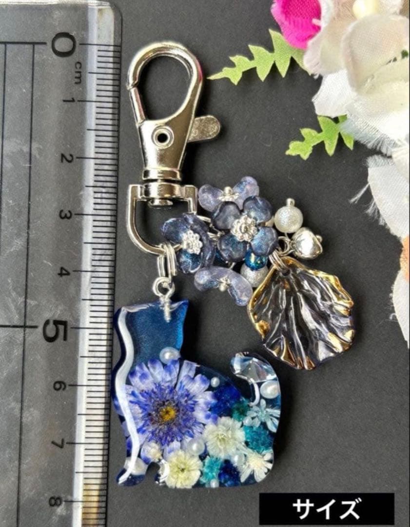 レジン　ねこ　チャーム　ブルー＆ドライフラワー　パール入り　キーホルダー