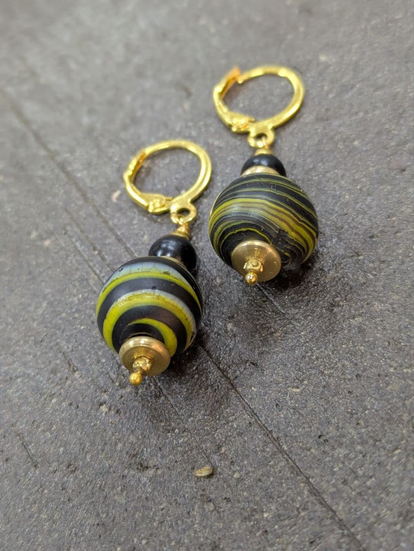 タイ山岳民族アンティークビーズと ボヘミアアンティークビーズのピアス。